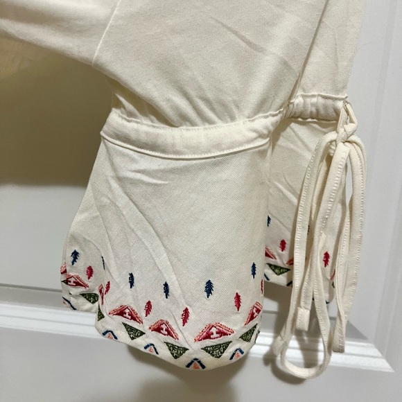 White women’s top - Picture 3 of 5